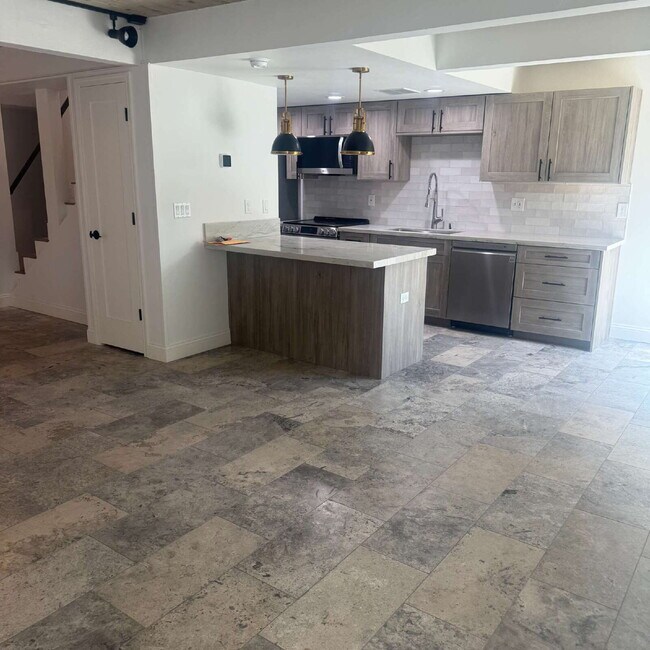 Building Photo - South Davis Townhome