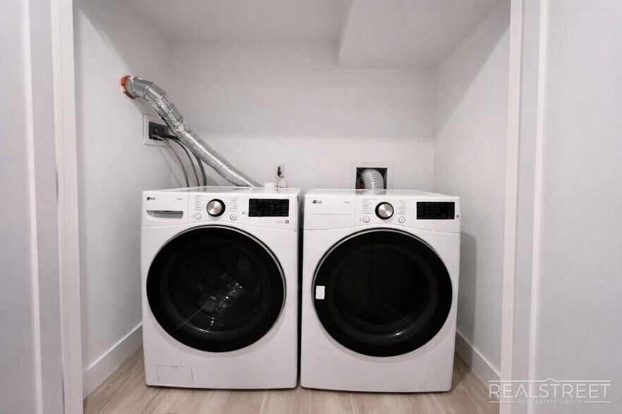 Building Photo - 3BR/2.5BA Duplex with In-Unit Washer/Dryer