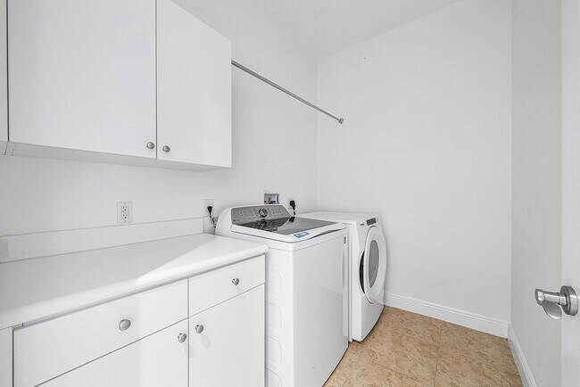 Building Photo - 824 Virginia Gardens Dr