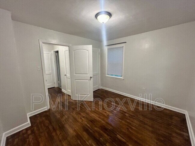 Building Photo - 926 Ledgerwood Ave