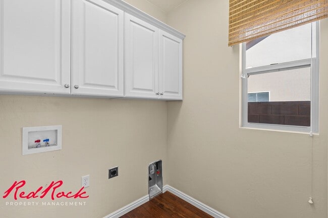 Building Photo - Sun River 2 Bedroom Home with Bonus Den! First Class Amenities!