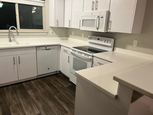 Building Photo - 1700 S Sandhill Rd