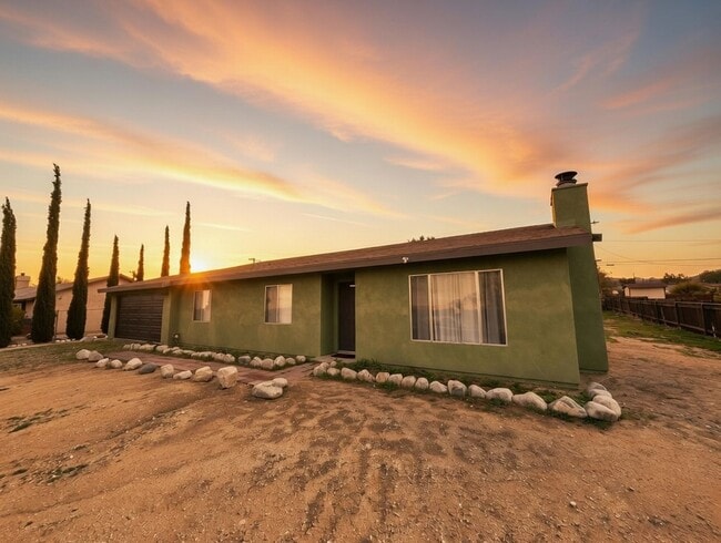 Building Photo - 3-bedroom 2 bath Home with Central AC - Fully Furnished