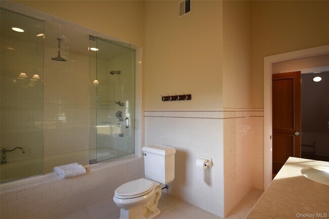 Building Photo - 21 Bayside Ave