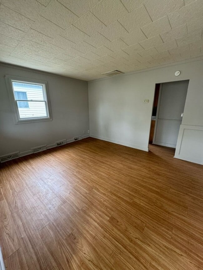 Building Photo - 2718 Kenwood Ave