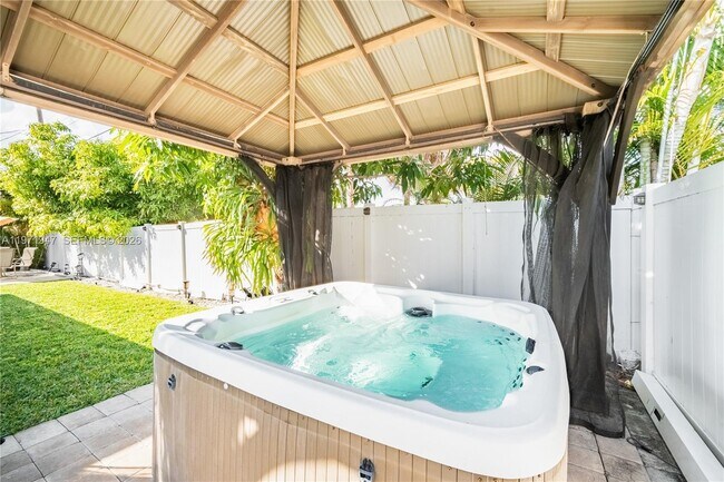 Building Photo - 2121 NE 62nd St