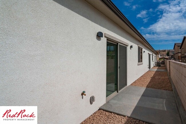 Building Photo - Beautiful Townhome in Hurricane Heights!