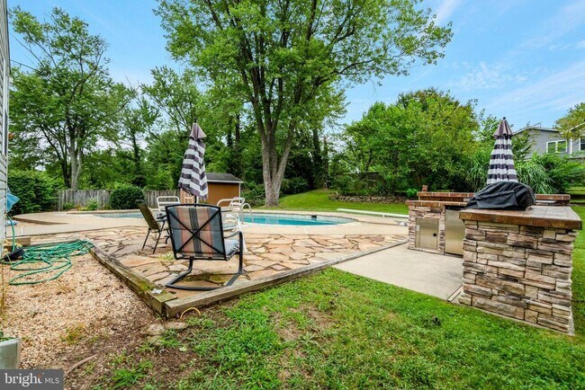 Building Photo - 4213 University Dr