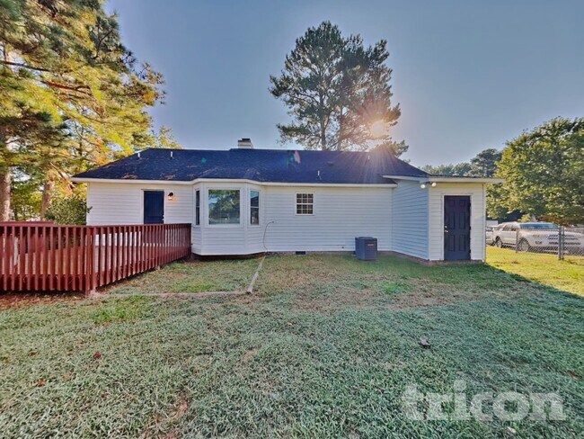 Building Photo - 1004 Spruce Dr