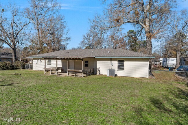 Building Photo - 1009 Dale Dr