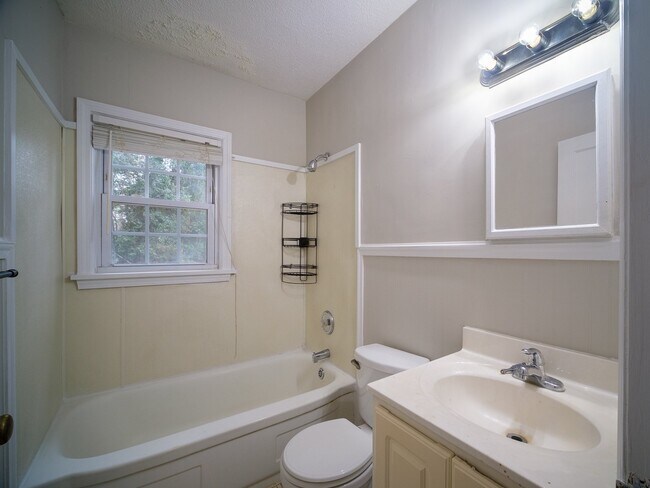 Building Photo - "Charming 3-Bedroom Home with Gleaming Hardwood Floors & 2 Full Baths in Prime Charlotte Location!"