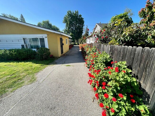 Building Photo - $500 OFF 1ST MONTHS RENT!!! 1 Bedroom 1 Ba...