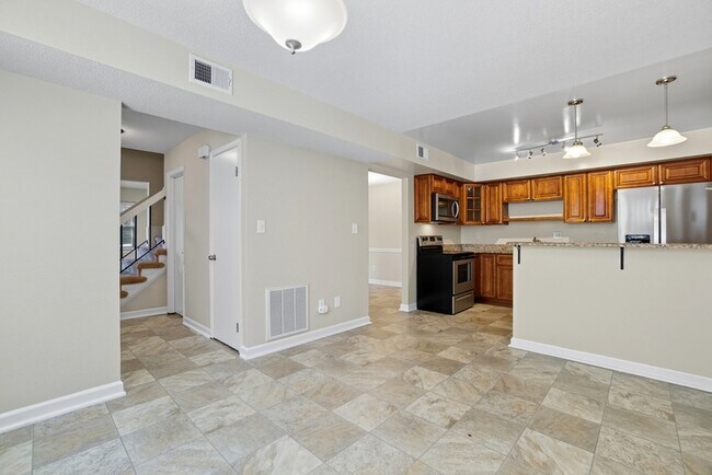 Building Photo - 712 Biltmore Dr