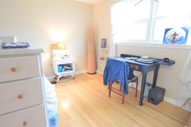 Building Photo - Bright 4 Bedroom Walking to IC