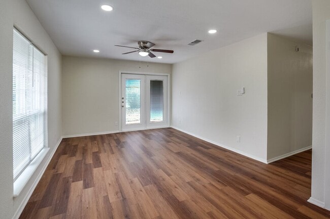 Building Photo - 2103 Pompton Dr