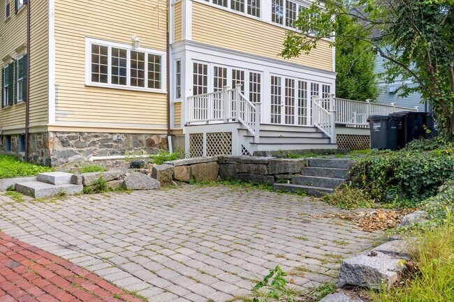 Building Photo - 90 Raymond St