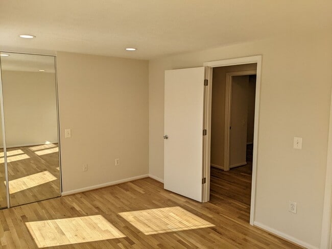 Building Photo - Renovated townhouse in established Frederick neighborhood ready mid February!