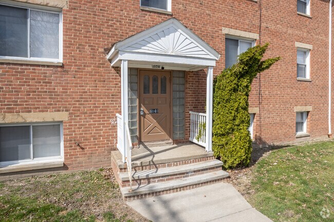 Building Photo - Parma Pointe