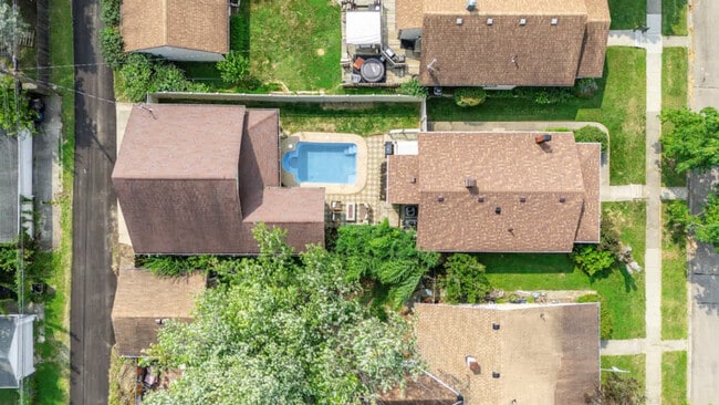 Building Photo - 2850 Hazel Ave