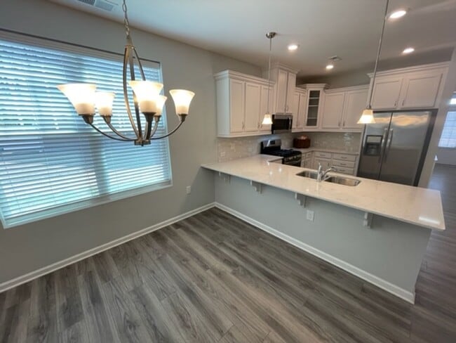 Building Photo - MOVE IN READY! Amazing end-unit townhome