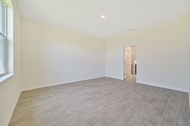 Building Photo - ** 3 + Den Home in NW Cape ~ 2 Car Garage **