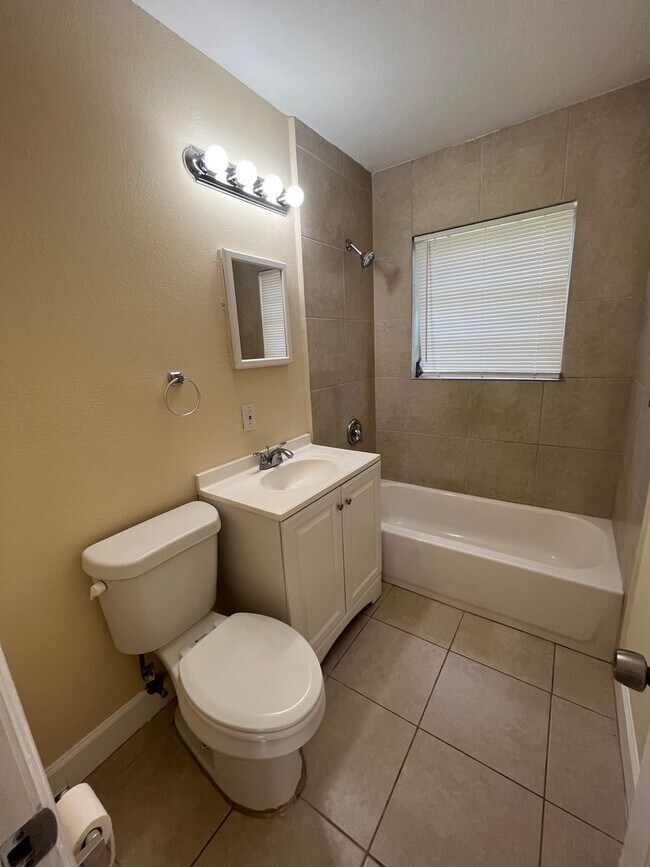 Building Photo - 3 bedroom 2 bath Mangonia Park home for RENT