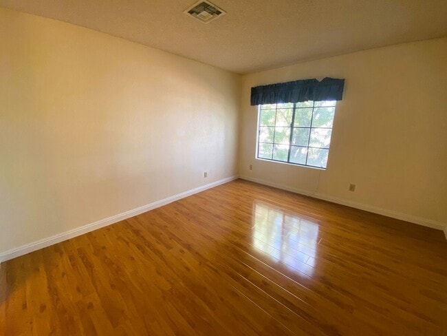 Building Photo - Lovely dual master condo in a gated community with a large patio! Easy access to the strip, Great...