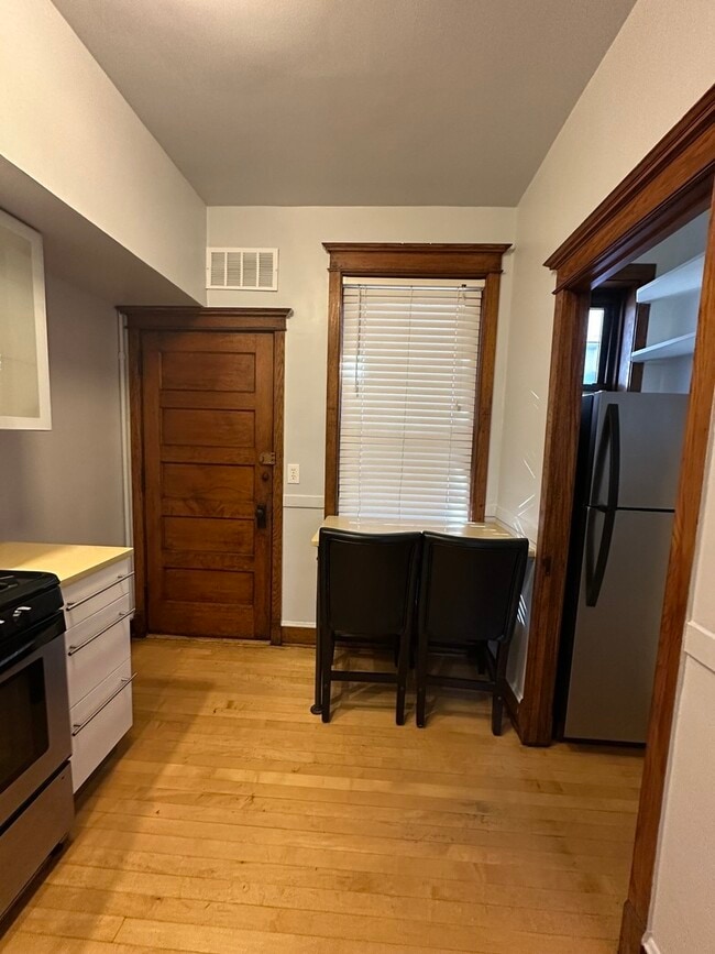 Building Photo - 1949 W Grace St