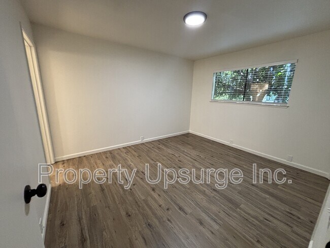 Building Photo - 855 Lakeside Dr