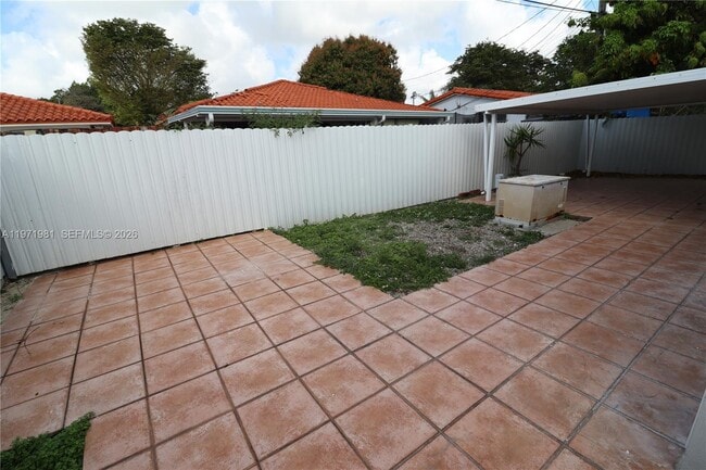 Building Photo - 230 SW 30th Ave