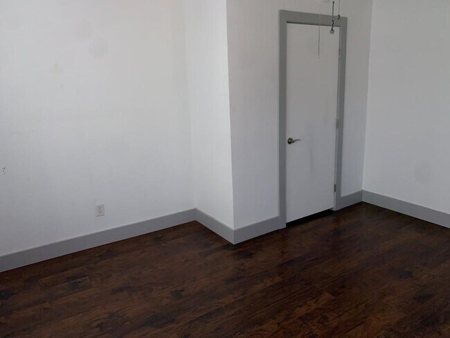 Building Photo - 722 S Winnetka Ave