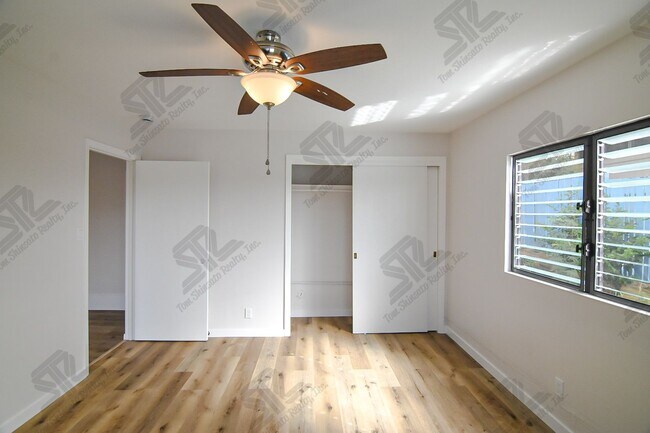 Building Photo - 4 bedroom, 3 bath attached home.