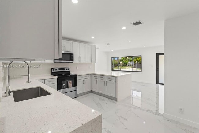 Building Photo - 431 NE 58th Ct