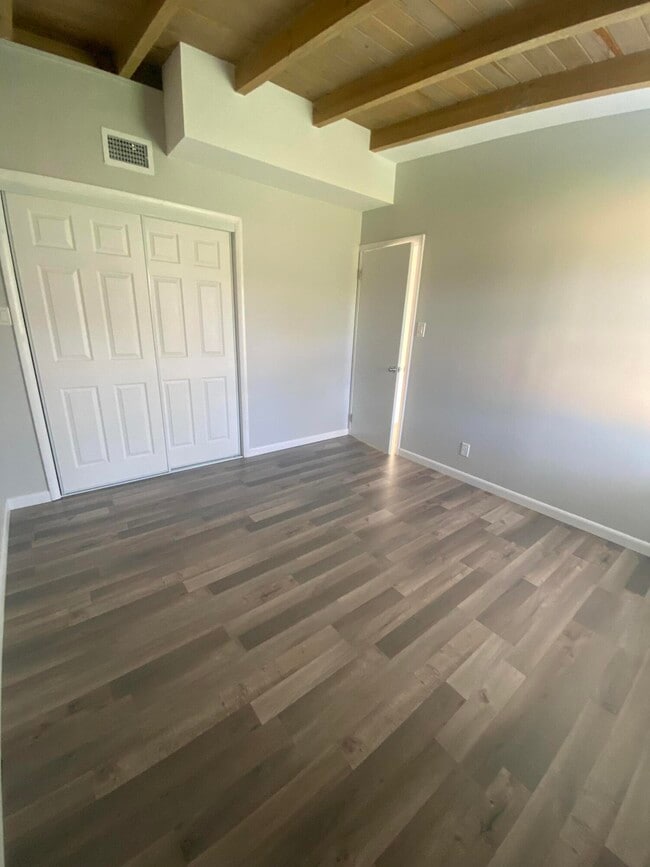 Building Photo - 109 E Hart St