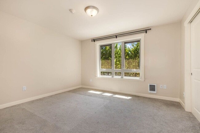 Building Photo - Updated Condo Close to Downtown Redmond and Microsoft!