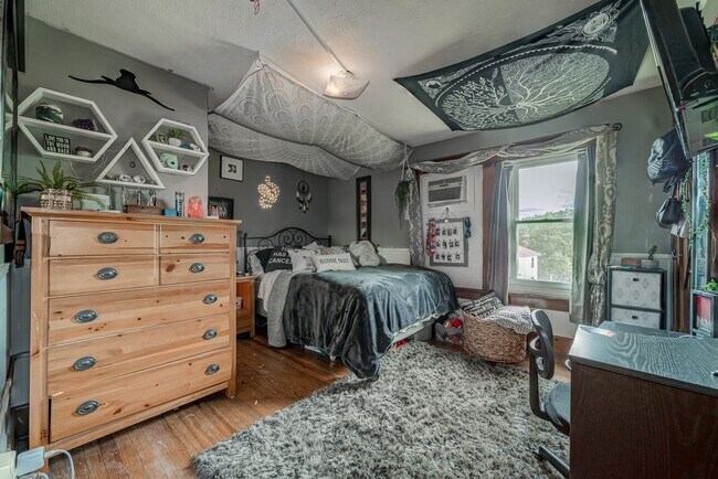 Building Photo - 4 Bedroom/ 2 Bathroom House - Downtown - A...