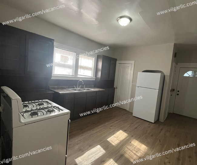 Building Photo - 3 large bedrooms, 1 full bath home in Gary...