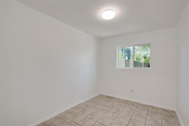 Building Photo - 1303 E St Johns Ave