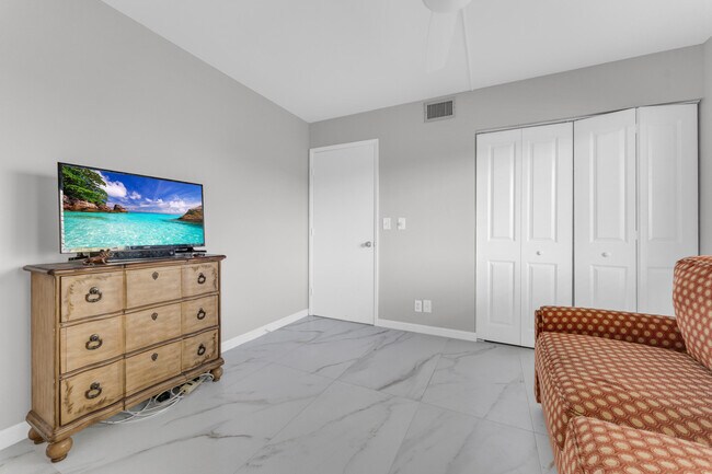 Building Photo - 7192 Huntington Ln