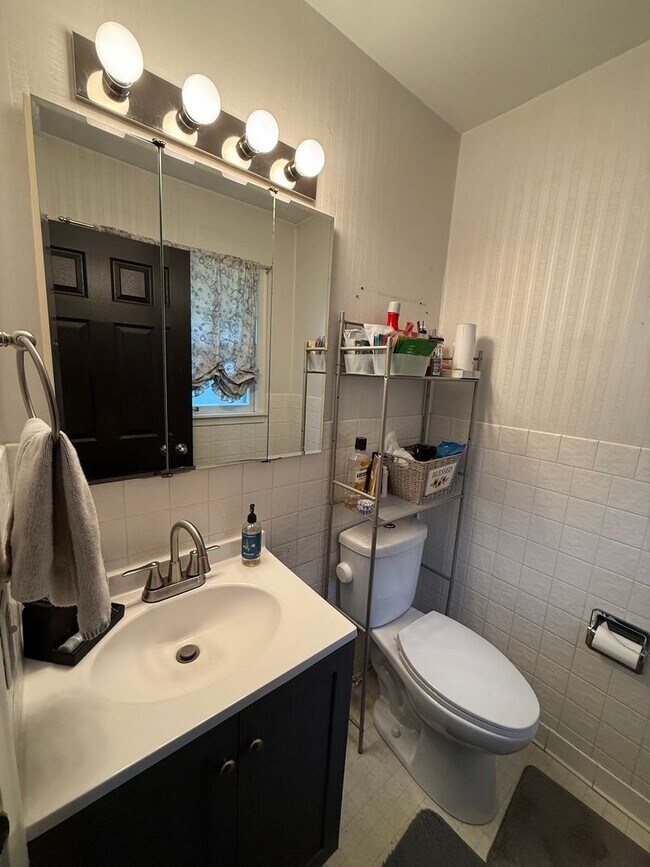 Building Photo - Beautiful 4 bed 2.5 Bath Bloomington SF Ho...