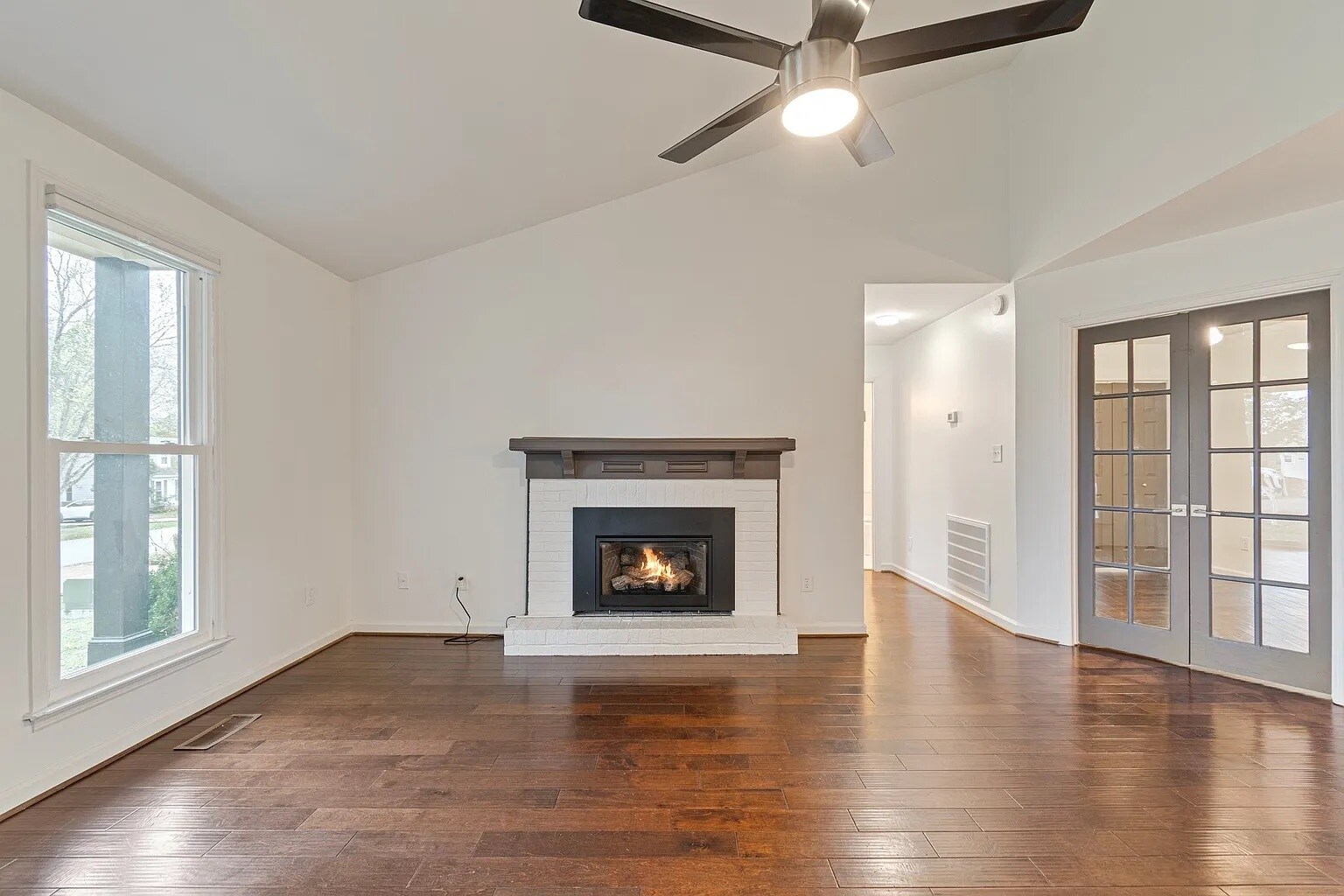 Building Photo - 723 Riverview Dr