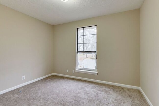 Building Photo - Beautiful Renovated Duplex in Madison