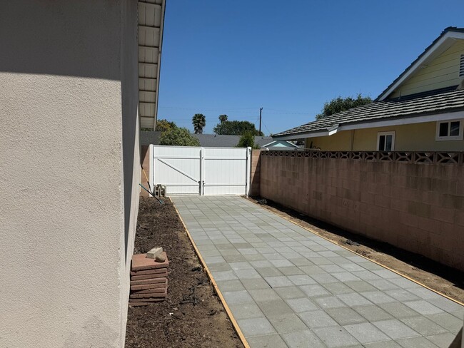 Building Photo - Single Level 3 Bedroom Bliss