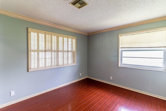 Building Photo - 2460 Juniper Dr