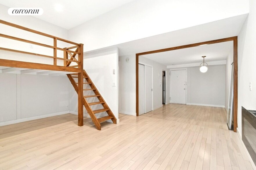 Building Photo - 215 E 24th St