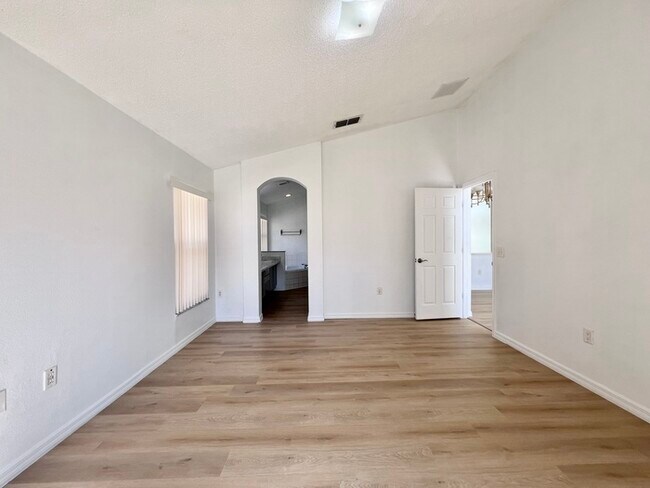 Building Photo - Beautifully Updated 3 bedroom 2 bath home ...