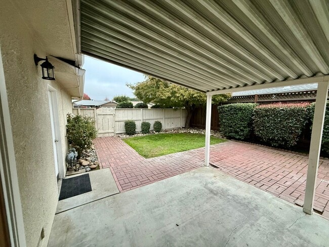 Building Photo - Conveniently located single story home!