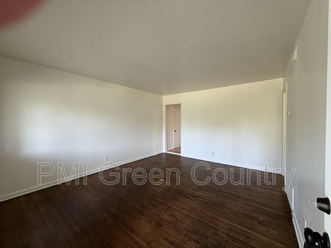 Building Photo - 1547 E 51st St N