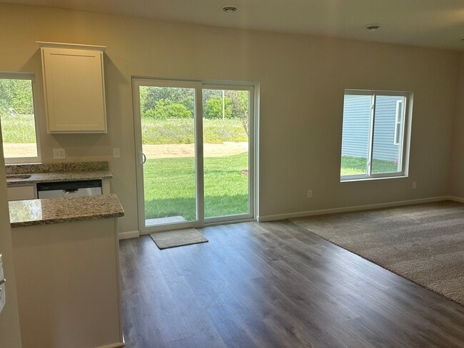 Building Photo - 3 Bed +Den Nearly Brand New $2350