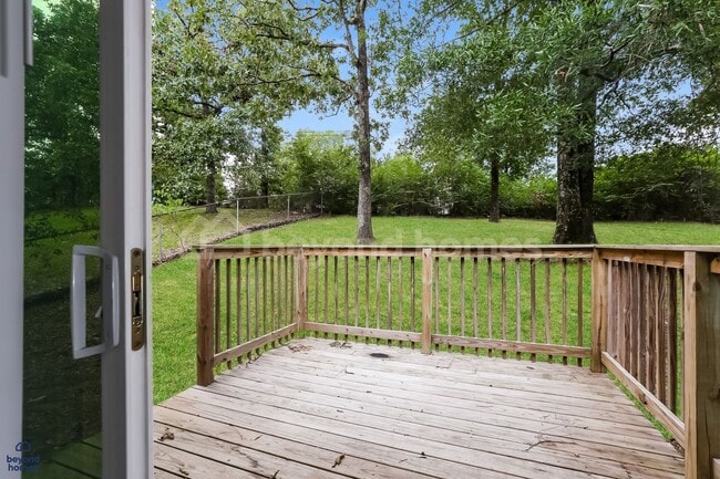 Building Photo - Welcome to your absolutely adorable, move-in ready 3 bed, 1 bath!